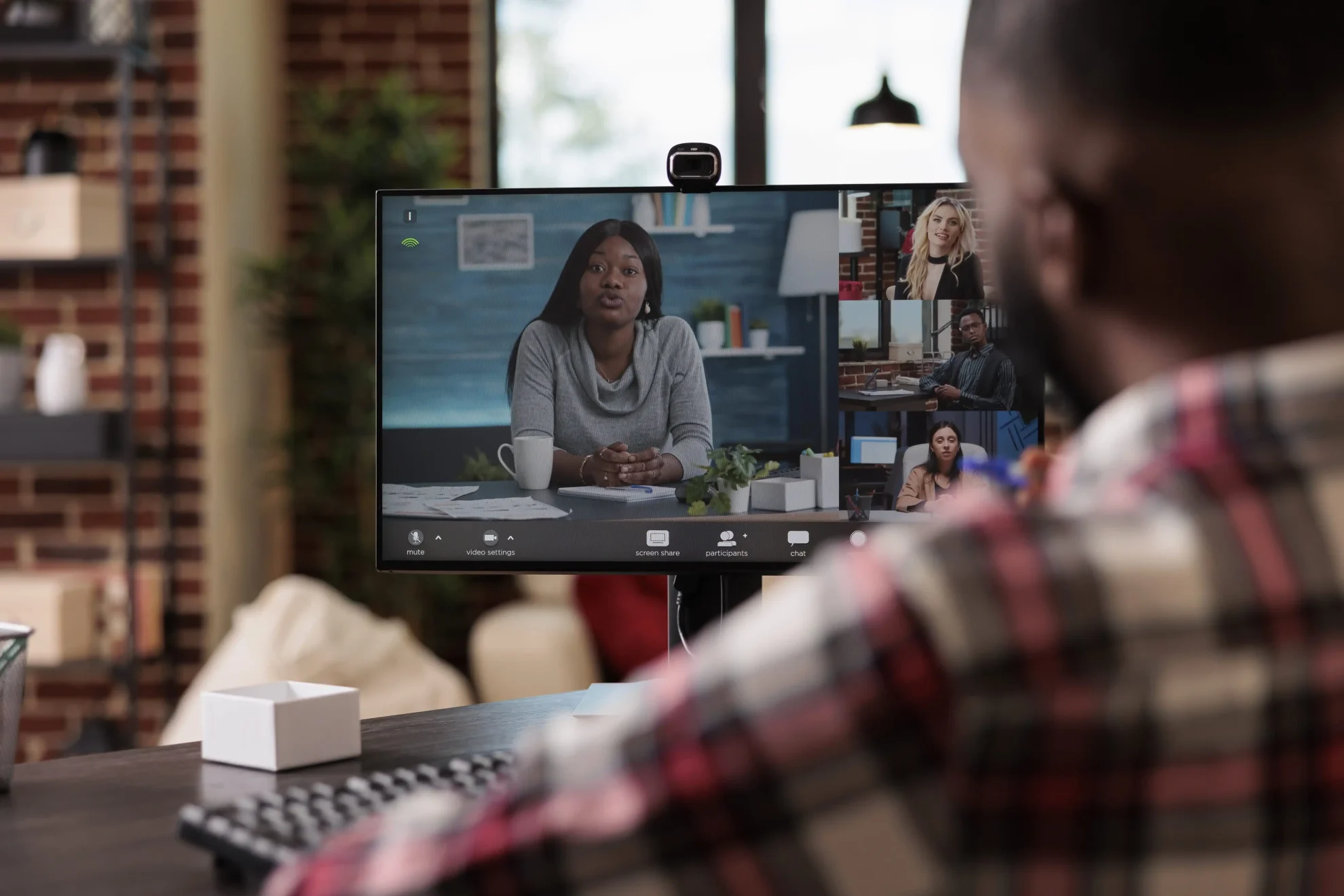 Tela de computador exibindo um evento online acontecendo em tempo real.