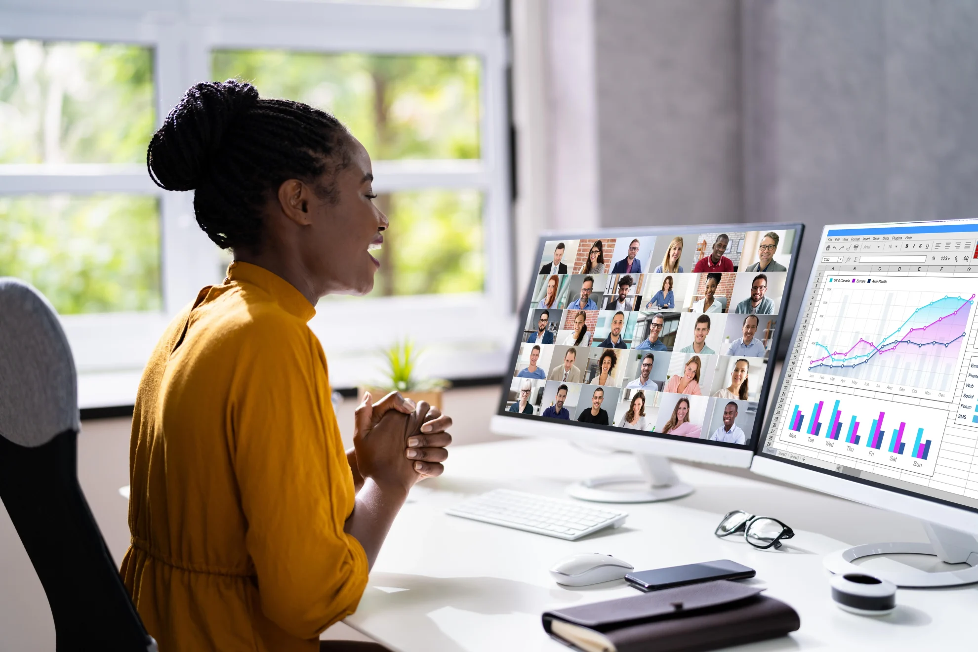 Mulher sentada em frente a computador apresentando um webinar.