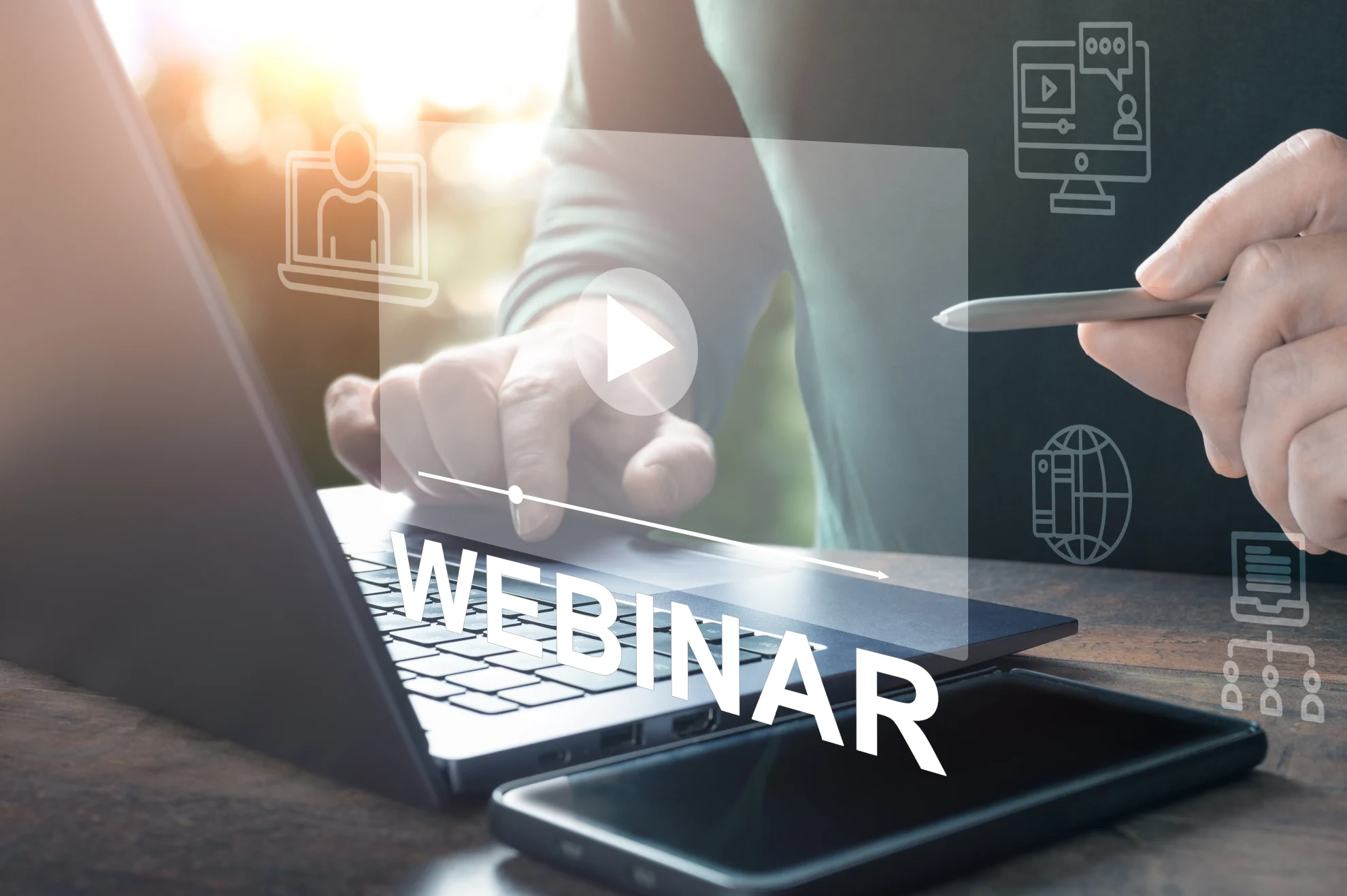 Mãos digitando em um notebook enquanto assiste um webinar.